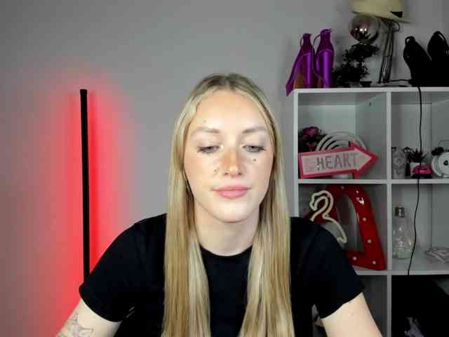 EvelynBlond26 webcam