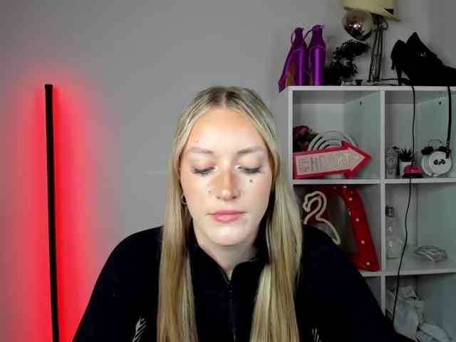 EvelynBlond26 webcam