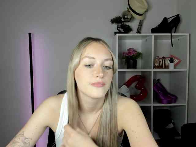 EvelynBlond26 webcam