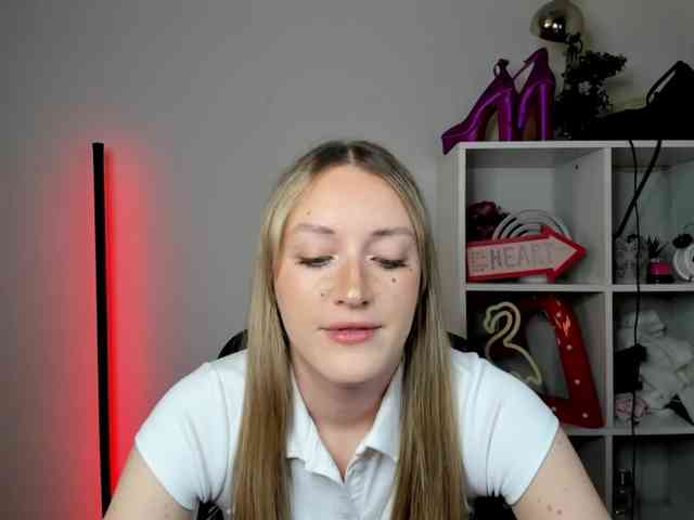 EvelynBlond26 webcam