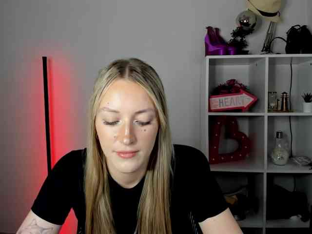 Model: EvelynBlond26