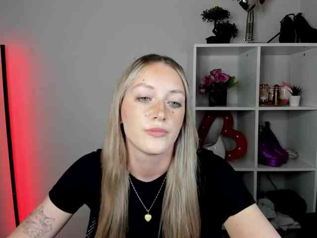 EvelynBlond26 webcam
