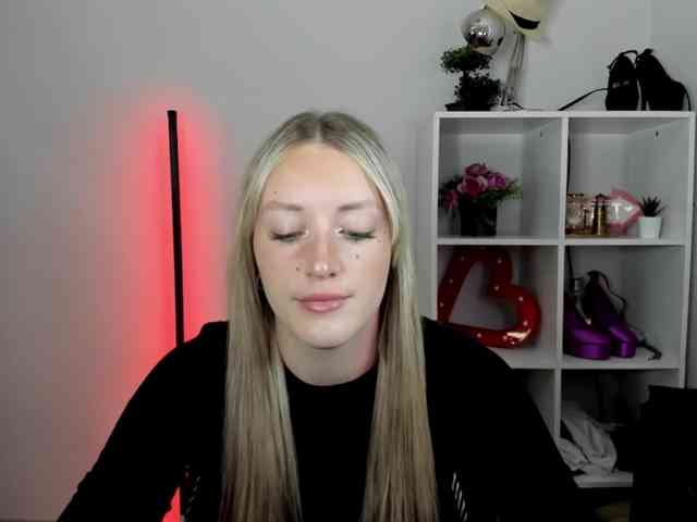 EvelynBlond26 webcam