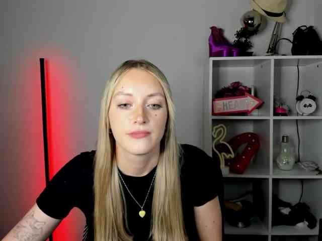 EvelynBlond26 webcam