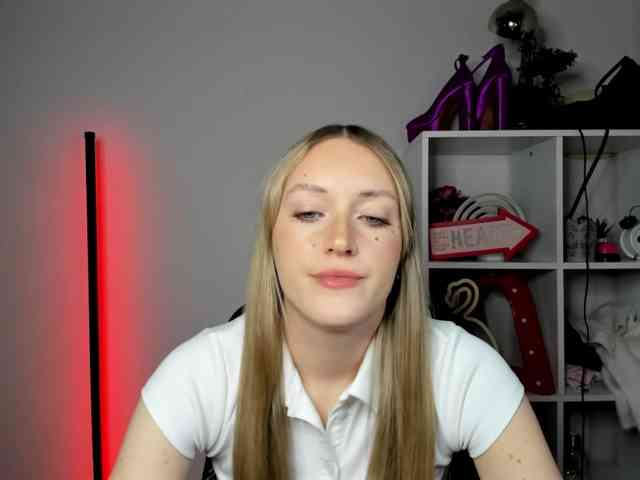 EvelynBlond26 webcam