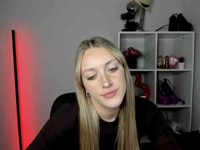 EvelynBlond26 webcam