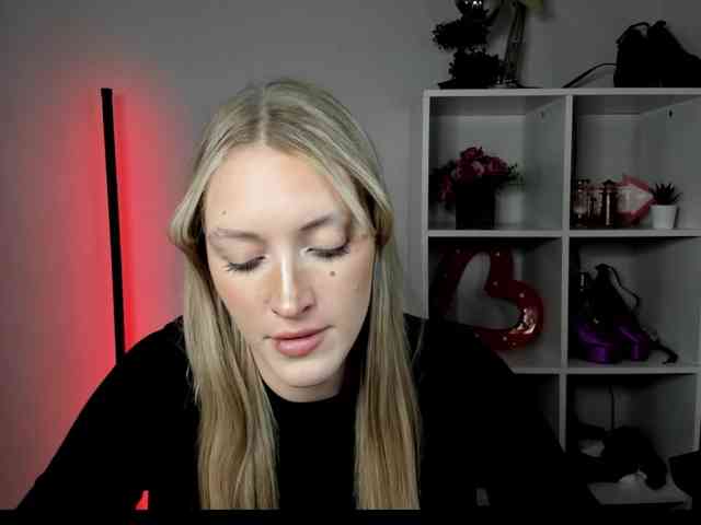 Model: EvelynBlond26