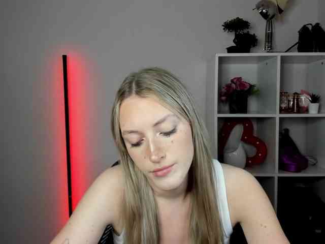 EvelynBlond26 webcam