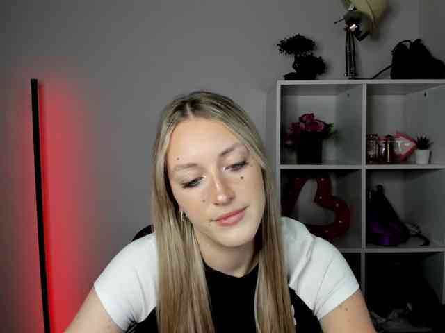 EvelynBlond26 webcam