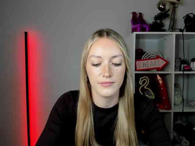 EvelynBlond26 webcam