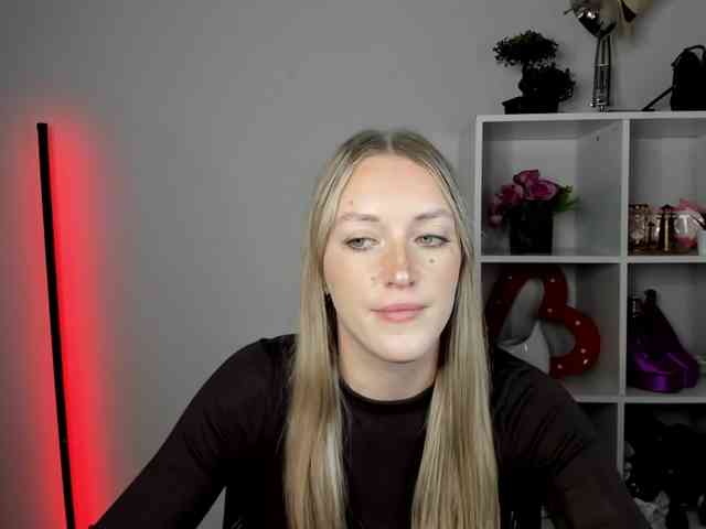 EvelynBlond26 webcam