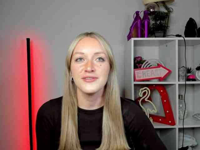 EvelynBlond26 webcam