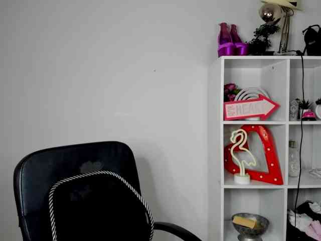 evelynblond26's live room