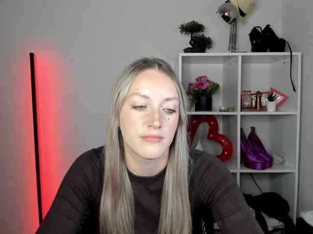EvelynBlond26 webcam