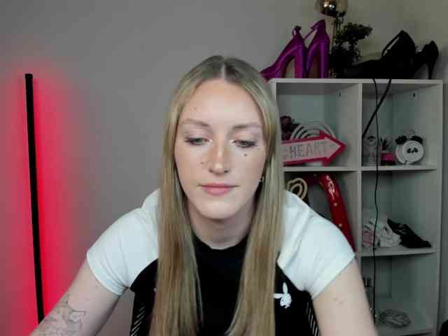 EvelynBlond26 webcam