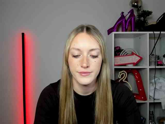 EvelynBlond26 webcam