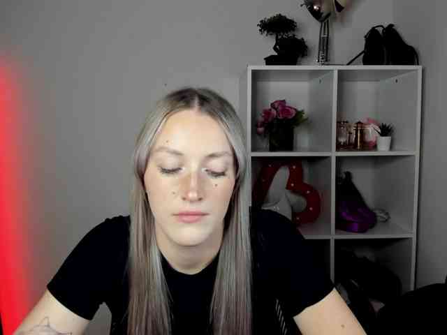 EvelynBlond26 webcam