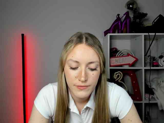 EvelynBlond26 webcam