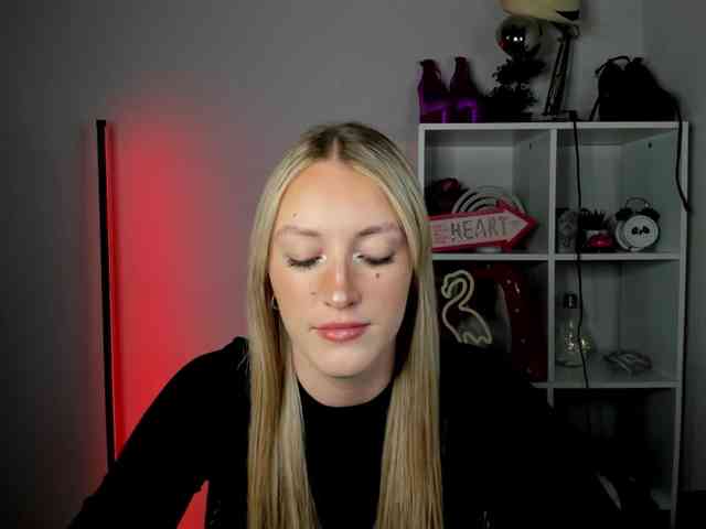 EvelynBlond26 webcam