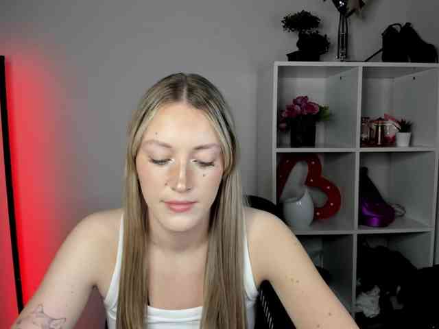 EvelynBlond26 webcam