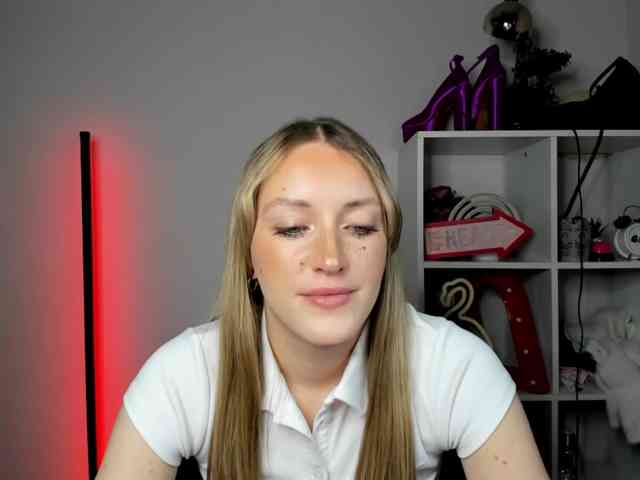 EvelynBlond26 webcam