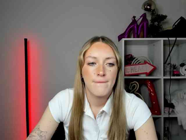 EvelynBlond26 webcam