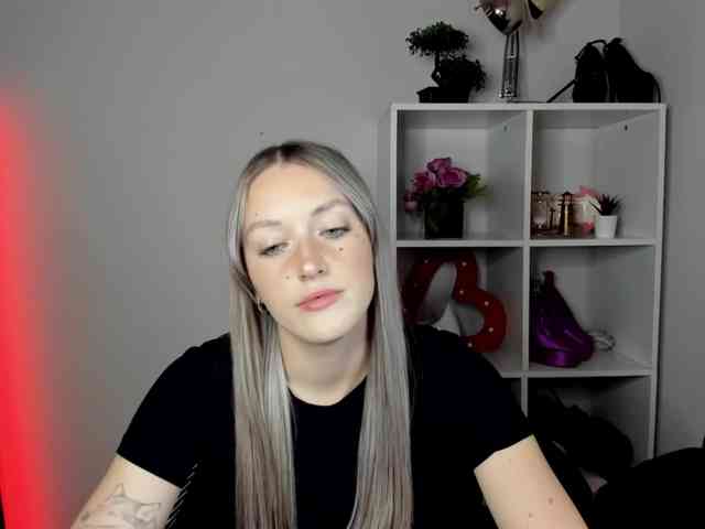 EvelynBlond26 webcam