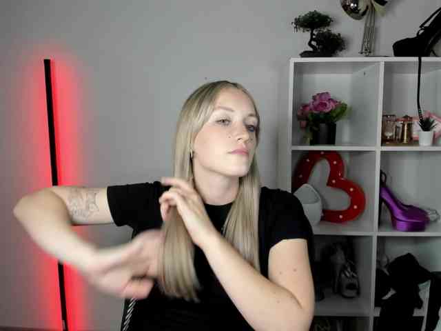 EvelynBlond26 webcam