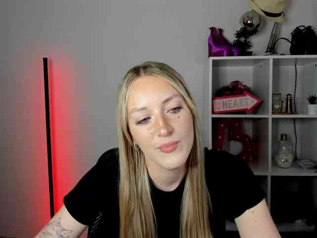 EvelynBlond26 webcam