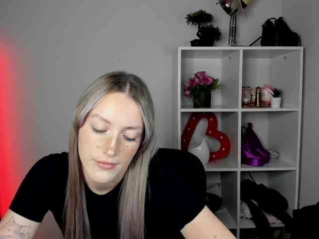 EvelynBlond26 webcam