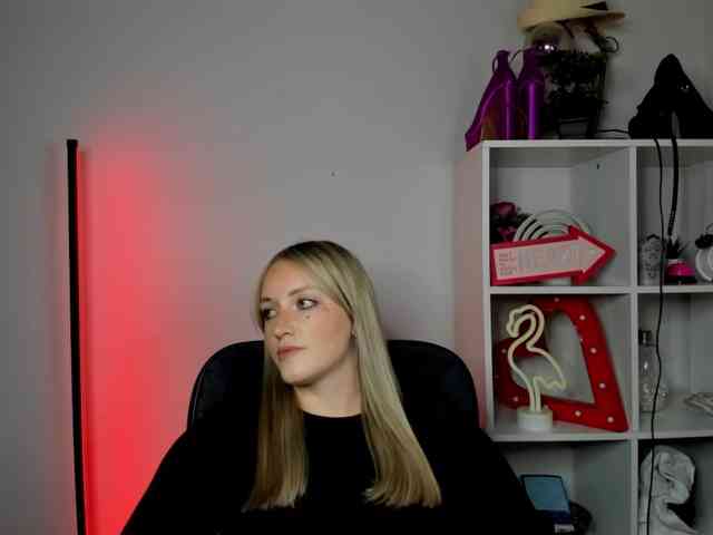 EvelynBlond26 webcam