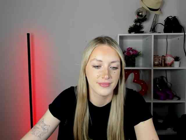 EvelynBlond26 webcam