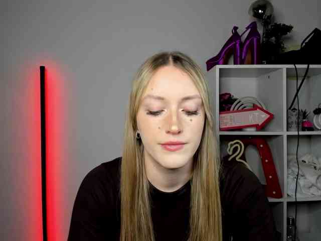 EvelynBlond26 webcam