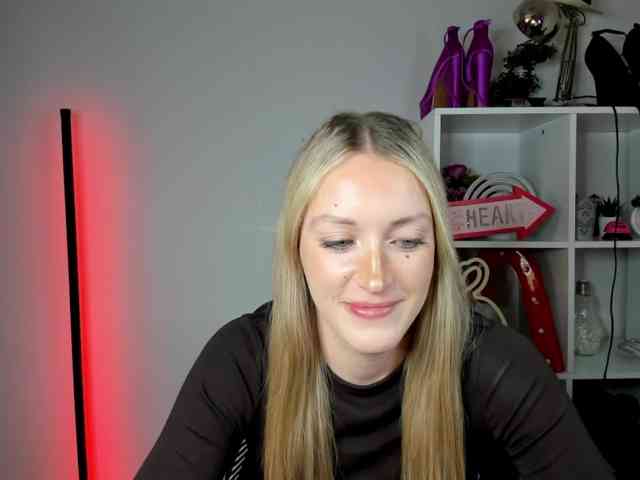 EvelynBlond26 webcam