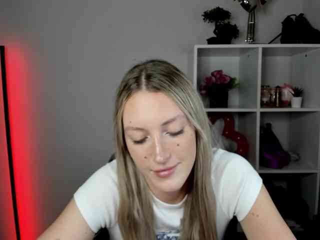 EvelynBlond26 webcam