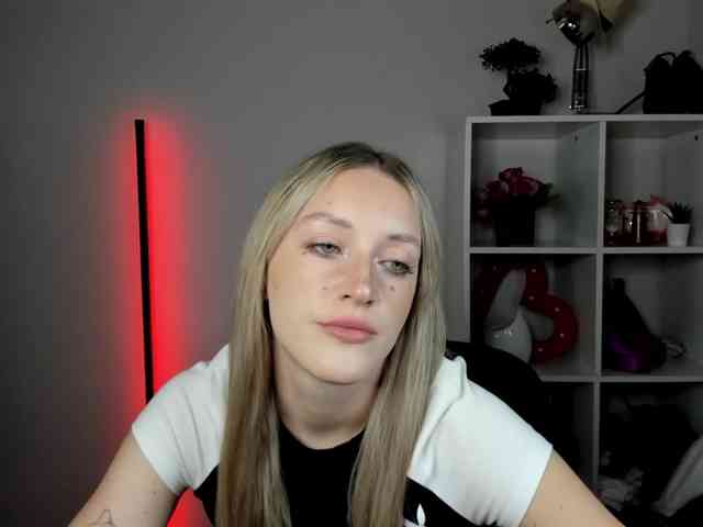 EvelynBlond26 webcam