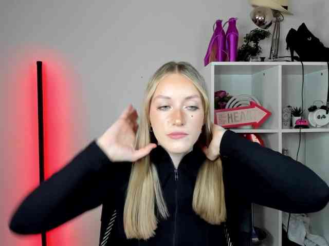 EvelynBlond26