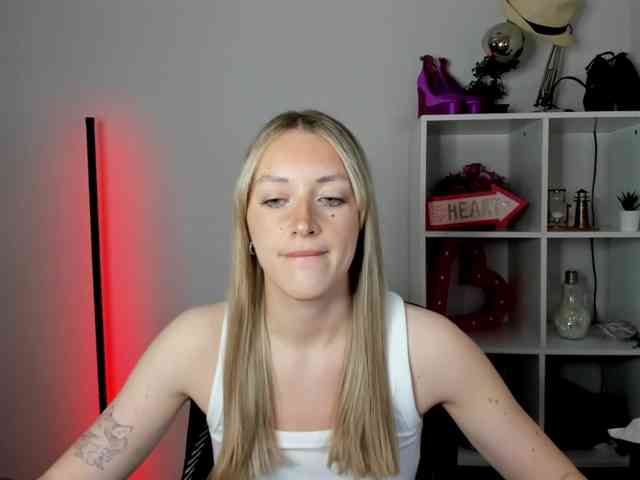 EvelynBlond26 webcam