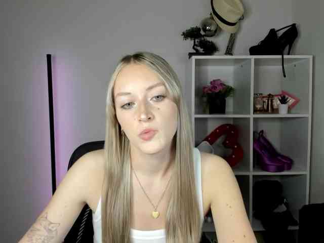 EvelynBlond26 webcam