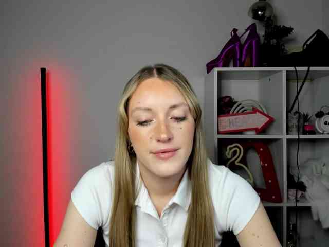 EvelynBlond26 webcam