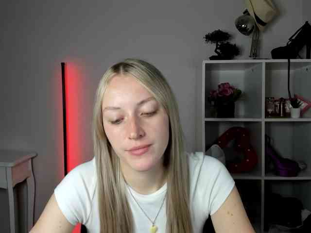 EvelynBlond26 webcam