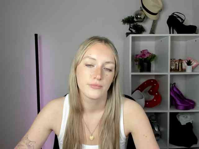 EvelynBlond26 webcam