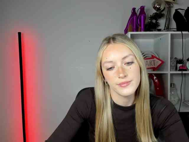 EvelynBlond26 webcam
