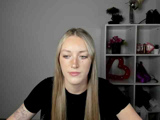 EvelynBlond26 webcam