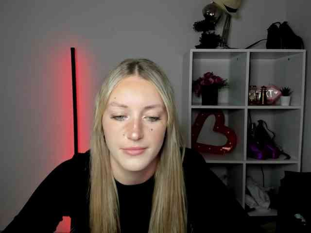 EvelynBlond26 webcam