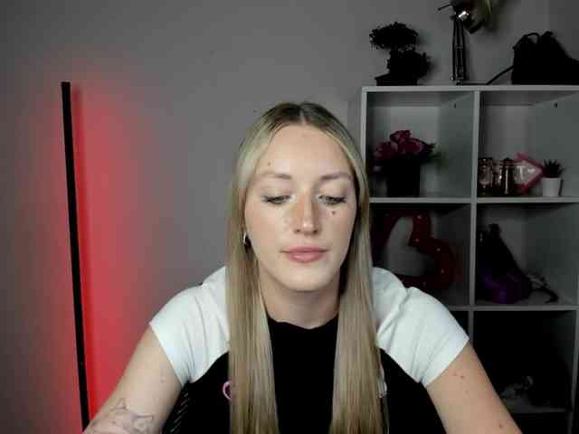 EvelynBlond26 webcam