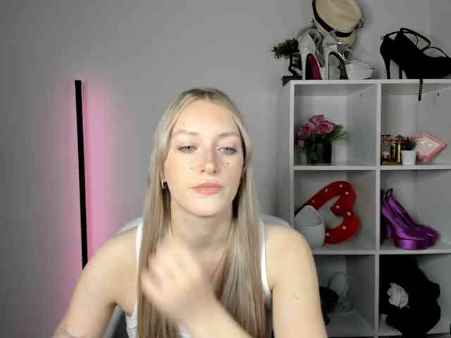 EvelynBlond26 webcam