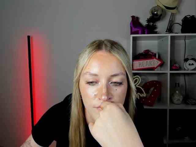 EvelynBlond26 webcam