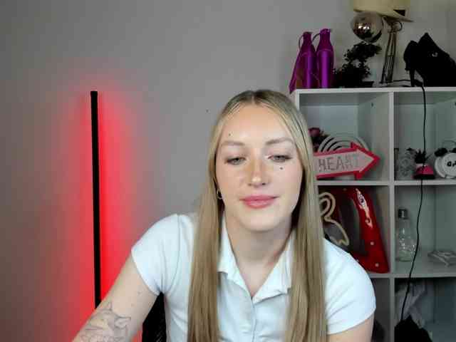 EvelynBlond26 webcam