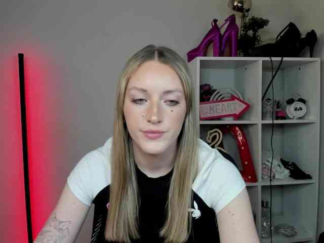 EvelynBlond26 webcam